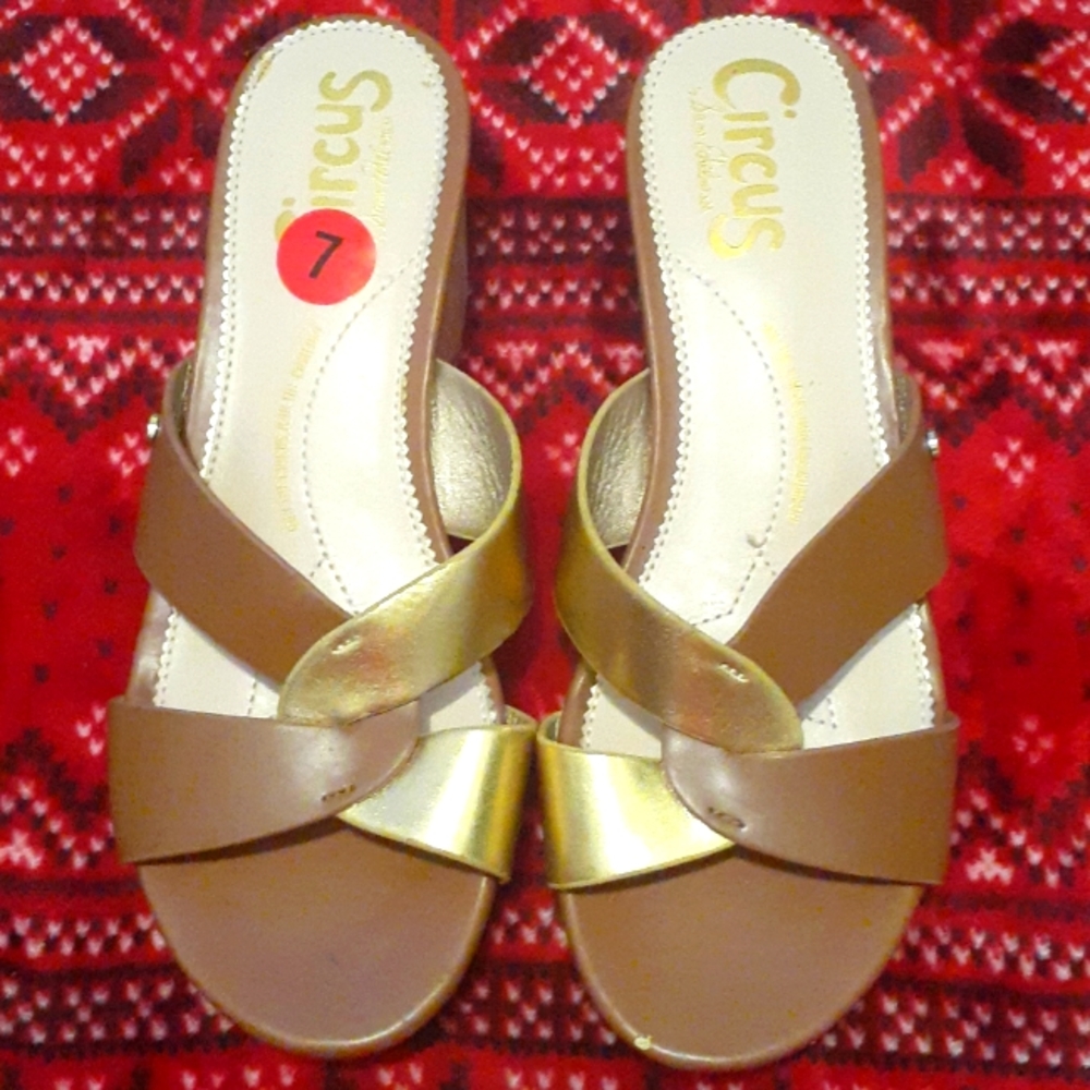 Sam Edelman • tan gold cross cross sandals wedges size 7